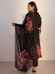 Women Silk Blend Kurta Pant Dupatta Set - Image 4